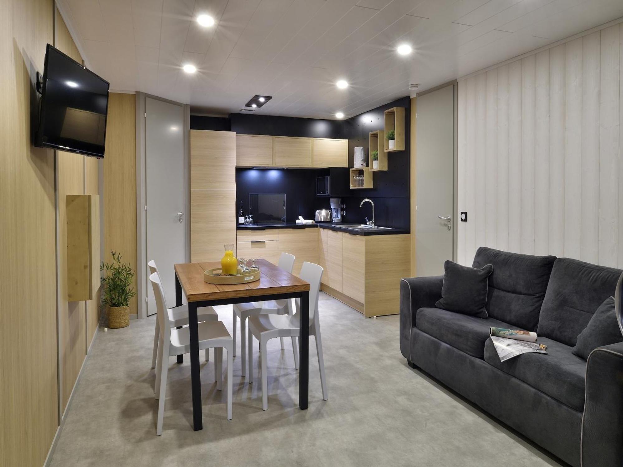 In A Complex With Direct Sea Access Chalet *